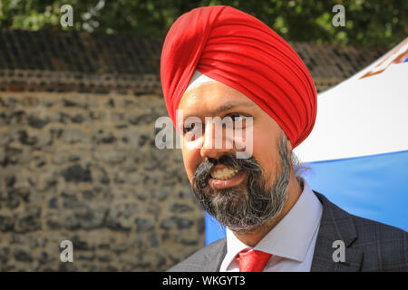 Westminster, Londra, 04 settembre 2019. La religione sikh MP Tan Dhesi (Tanmanjeet Singh Dhesi), oggi contestata Boris Johnson a scusarsi per il suo "letterbox" commenti circa le donne che indossano veli faccia in primo ministro di domande in seno al Parlamento europeo e ha ricevuto applausi.Il lavoro MP è intervistato qui su College Green. Credito: Imageplotter/Alamy Live News Foto Stock