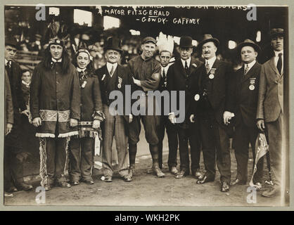 John Francis Fitzgerald, sindaco di Boston, ritratto a figura intera, in piedi, rivolto verso la parte anteriore, Hank Gowdy, il sig. Gaffney, e altri, il giorno di apertura del World Series, Boston Foto Stock