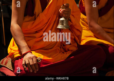 Durante una pratica spirituale del buddismo il Guru si concentra sulla pratica spirituale per la trasformazione del corpo e della mente. Foto Stock