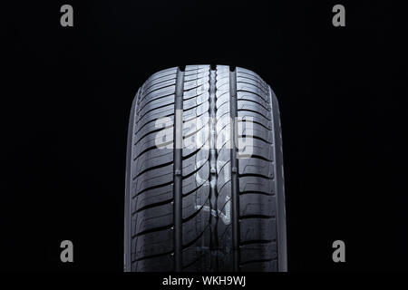 Krasnoyarsk, Russia, Settembre 2: nuovi pneumatici estivi Pirelli Cinturato P1 su uno sfondo nero di close-up. Foto Stock