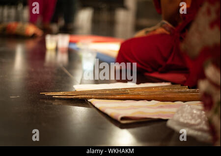 Durante una pratica spirituale del buddismo il Guru si concentra sulla pratica spirituale per la trasformazione del corpo e della mente. Foto Stock