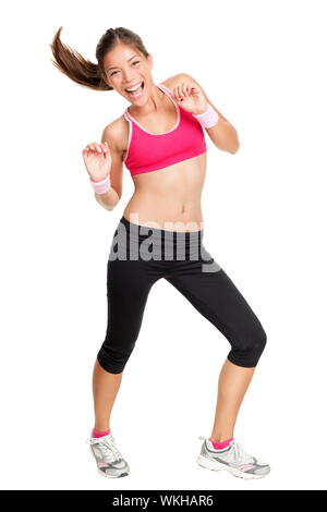 Zumba Fitness woman dancing isolato su bianco nel corpo pieno. Bella e felice e sorridente giovane femmina istruttore di fitness durante il corso di danza. Rac misti Foto Stock