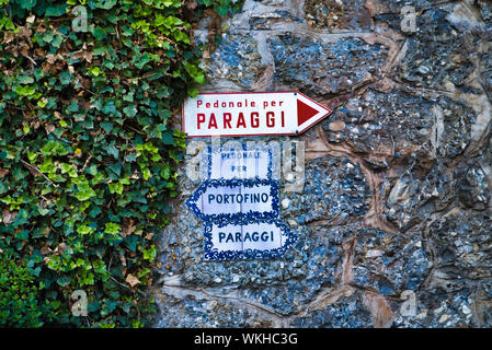 Portofino, Italia - 15 agosto 2019: Portofino e le direzioni di Paraggi segni / a piedi lungo la costa ligure / Riviera italiana Foto Stock