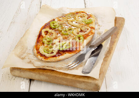 Pane piatto pizza con lievi e paprika piccante Foto Stock