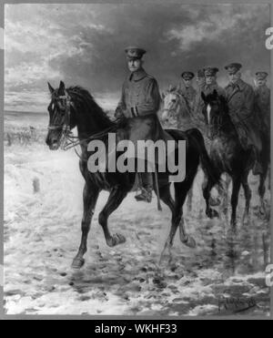 John Joseph Pershing, 1860-1948, a piena lunghezza e a cavallo, rivolto verso sinistra, seguito da altri a cavallo, tutti in uniforme Foto Stock