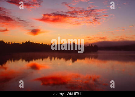 Sunrise, Simon Lago, Naughton, città di maggiore Sudbury, Ontario, Canada Foto Stock