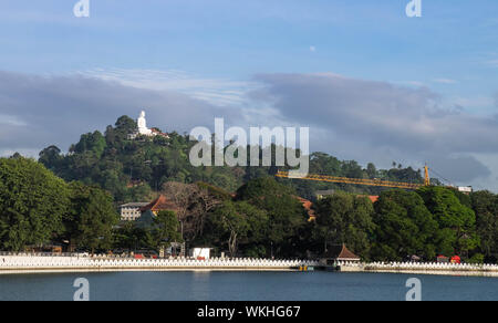 KANDY, SRI LANKA-agosto 07- 2019: il lago della città di Kandy in Sri Lanka. Situato al centro della citta'. Intorno a questo lago è adatto per rilassarsi, exercis Foto Stock