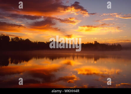 Sunrise, Simon Lago, Naughton, città di maggiore Sudbury, Ontario, Canada Foto Stock