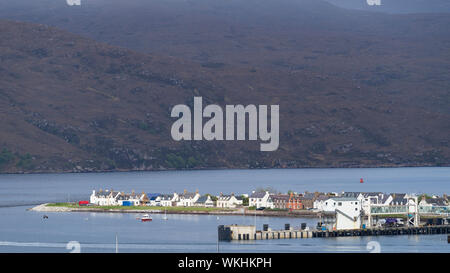 Vista di Ullapool sulla costa nord 500 tourist motoring rotta nel nord della Scozia, Regno Unito Foto Stock