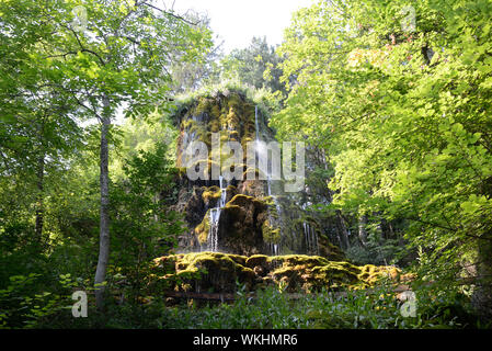 Grande Cascata o cascata & Moss-Covered rocce nel Musée Promenade Giardino e parco pubblico di Digne-les-Bains Alpes-de-Haute-Provence Provence Francia Foto Stock