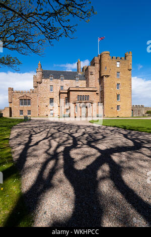 Esterno del castello di maggio a Caithness sulla costa nord 500 tourist motoring rotta nel nord della Scozia, Regno Unito Foto Stock