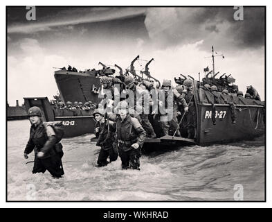 D-Day rinforzi americani, seconda guerra mondiale arrivare sulle spiagge della Normandia da una guardia costiera sbarco chiatta nel surf sulla costa francese il 23 giugno 1944 WW2. Rafforzeranno le unità di combattimento che assicurarono la spiaggia normanna e si diffusero a nord verso Cherbourg. Foto Stock