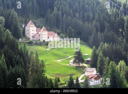 VAL DI GARDENA, Italia - 1 Settembre 2019: Il Castel Gardena vicino al villaggio di Santa Cristina in Alto Adige, Alto Adige. Castello in estate. Foto Stock