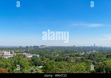 Vista in direzione di Rosebank e Melrose dal Munro Drive nella parte superiore Houghton, Johannesburg, Sud Africa. Foto Stock