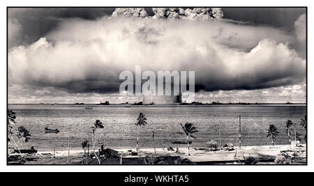 Bikini Atoll Vintage 1946 b&w immagine post guerra immagine di funzionamento crocevia sottomarino "Baker' arma nucleare test su 25 Luglio 1946 nel nord-est della laguna di Bikini Atoll. Fotografato da una torre sulla isola di Bikini 5.6 km di distanza. Foto: Army US. Foto Stock