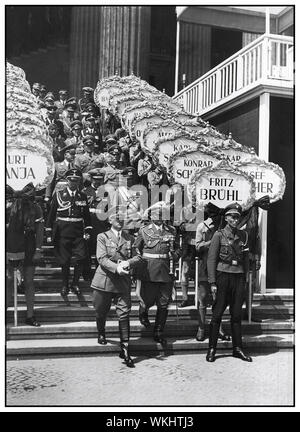 WW2 propaganda tedesca immagine del ritorno della Legione Condor per la Germania e la parata in Berlin 1939-06-06 Adolf Hitler sull'Altes Museum passi. Hermann Goering è in piedi accanto a lui. Anche visibile: adm. Erich Raeder, Generale Erhard Milch, generale Albert Kesselring, Wilhelm Keitel , Heinrich Himmler Hugo Sperrle. Accanto a loro sono le placche con i nomi dei soldati uccisi in Spagna. Foto Stock