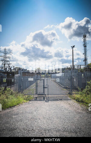 Cancelli di metallo all'entrata di un territorio rurale di distribuzione di elettricità di stazione, Foto Stock