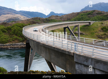Guida auto sul ponte Kylesku sulla costa nord 500 tourist motoring rotta nel nord della Scozia, Regno Unito