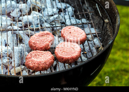 Materie hamburger gli hamburger sul grill Foto Stock