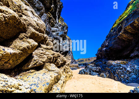 Il passaggio attraverso la Bedruthan Steps a bassa marea, Cornwall, Regno Unito Foto Stock