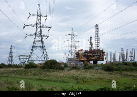 Oil Rig piattaforma essendo smontabile a Abel UK cantiere a Hartlepool, Inghilterra. Foto Stock
