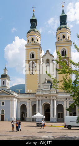 Bressanone - Bressanone, Italia - 31 agosto 2019: Vista della piazza della cattedrale, mostrando Cattedrale con le sue torri gemelle e turisti d'estate. Foto Stock