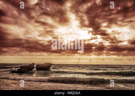 Stile grunge foto di scogliere nel mare Mediterraneo in Libano, cielo nuvoloso scuro e nuvoloso meteo, tempesta estiva concept Foto Stock