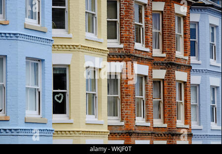 Alloggiamento superiore windows su case a schiera, sheringham, North Norfolk, Inghilterra Foto Stock