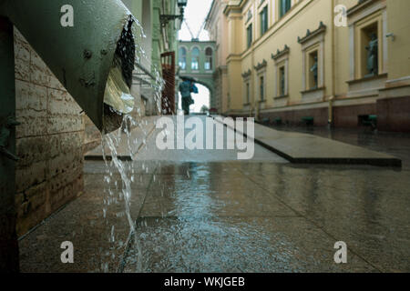 Creative shot di acqua versando al di fuori di un enorme parte iniziale sull'eremo in un giorno di pioggia acquazzone, San Pietroburgo, Russia Foto Stock