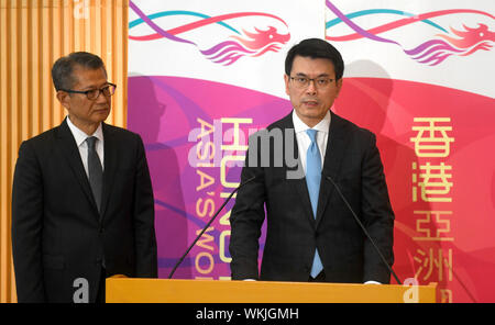 (190904) -- HONG KONG, Sett. 4, 2019 (Xinhua) -- Edward Yau (R), il segretario per il commercio e lo sviluppo economico della regione amministrativa speciale di Hong Kong (RASHK) Governo, partecipa a una conferenza stampa nel sud della Cina di Hong Kong, Sett. 4, 2019. Per andare con 'RASHK Gov't annuncia un più forte sostegno di finanziamento per le PMI" (Xinhua/Lu Hanxin) Foto Stock