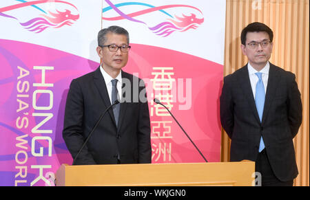 (190904) -- HONG KONG, Sett. 4, 2019 (Xinhua) -- Paul Chan (L), segretario finanziario della Regione amministrativa speciale di Hong Kong (RASHK) Governo, partecipa a una conferenza stampa nel sud della Cina di Hong Kong, Sett. 4, 2019. Per andare con 'RASHK Gov't annuncia un più forte sostegno di finanziamento per le PMI" (Xinhua/Lu Hanxin) Foto Stock