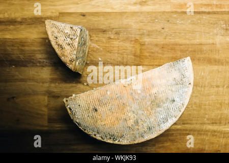 Vista superiore al bleu d'Auvergne formaggio sulla tavola di legno Foto Stock