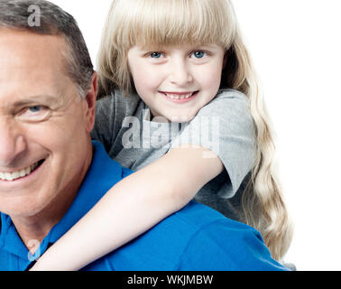 Uomo felice piggybacking sua figlia allegro Foto Stock