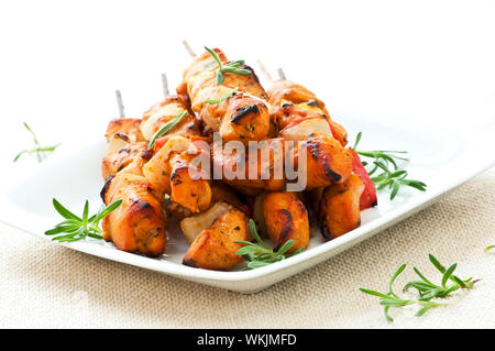 Pila di pollo alla brace antipasti kebab su una piastra Foto Stock