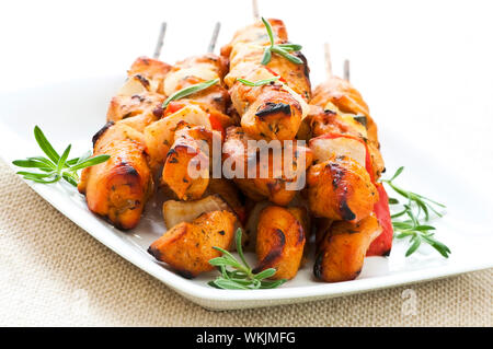 Pila di pollo alla brace antipasti kebab su una piastra Foto Stock