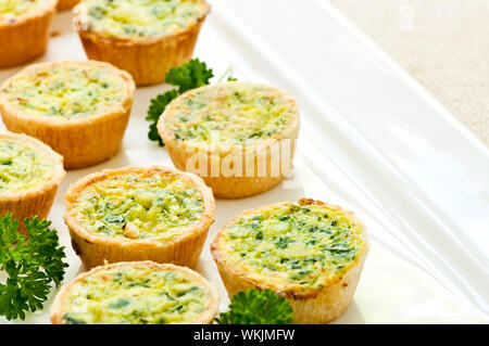 Piastra di molti mini morso dimensioni quiche antipasti Foto Stock