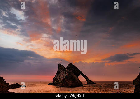 BOW FIDDLE ROCK PORTKNOCKIE MORAY COAST Scozia un inizio di mattina SUNRISE ORANGE SUNBEAM SKY Foto Stock