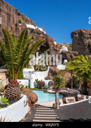 LagOmar luxury house ristorante lago e motivi di attrazione integrata in collina a Nazaret Lanzarote isole Canarie Spagna Foto Stock