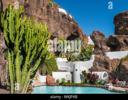 LagOmar fantasy luxury house ristorante lago e motivi di attrazione integrata in collina a Nazaret Lanzarote isole Canarie Spagna Foto Stock