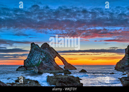 BOW FIDDLE ROCK PORTKNOCKIE MORAY Scozia spettacolari primi colorati con sunrise SEA SPRAY sulle rocce in tarda estate Foto Stock