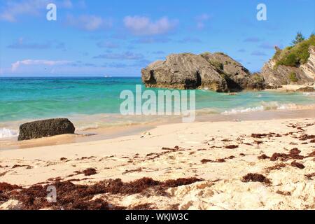 Una sezione della bellissima "Spiaggia nascosta", una spiaggia appartata cove sull'isola delle Bermuda, e idilliaco con turchesi acque di mare e spiagge di sabbia bianca. Foto Stock