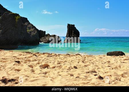 Una sezione della bellissima "Spiaggia nascosta", una spiaggia appartata cove sull'isola delle Bermuda, e idilliaco con turchesi acque di mare e spiagge di sabbia bianca. Foto Stock
