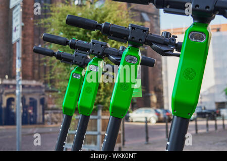 Hannover, Germania, Agosto 24, 2019: manubrio di parcheggiato e-shooters in affitto sul marciapiede Foto Stock