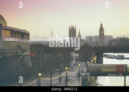 Il Royal Festival Hall e le case del Parlamento, Southbank, Londra, Inghilterra, Regno Unito. Circa ottanta Foto Stock