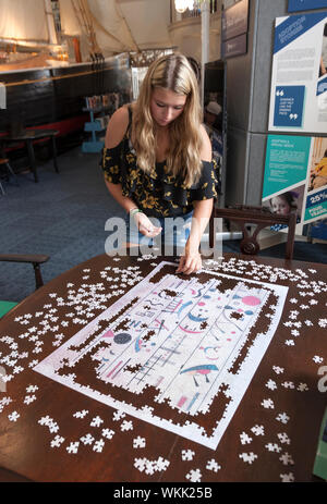 Irrisolto il puzzle su un tavolo di legno. Foto Stock