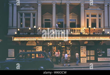 Willy Russel Shirley Valentine giocare al Duke of York's Theatre, Londra, Inghilterra, Regno Unito. Circa novanta Foto Stock