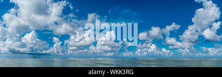 Nuvole bianche in un profondo cielo blu sopra il Golfo del Messico dal Southwest Florida Foto Stock