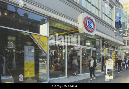 C & A retail store abbigliamento, Kensington High Street, Londra, Inghilterra, Regno Unito. Circa ottanta Foto Stock