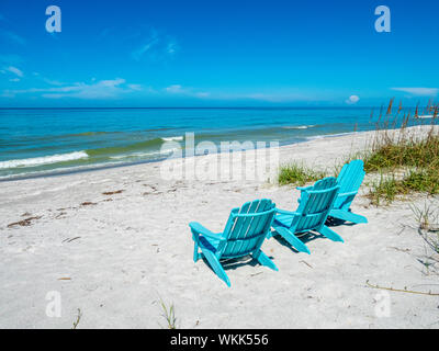 Sedie a sdraio sul Golfo del Messico sulla spiaggia di Longboat Key Florida Foto Stock