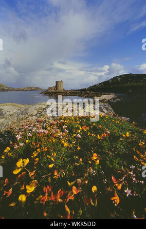 Vista di Cromwell's castello sull'isola di Tresco e oltre a Bryher, le isole Scilly, Cornwall, Regno Unito Foto Stock